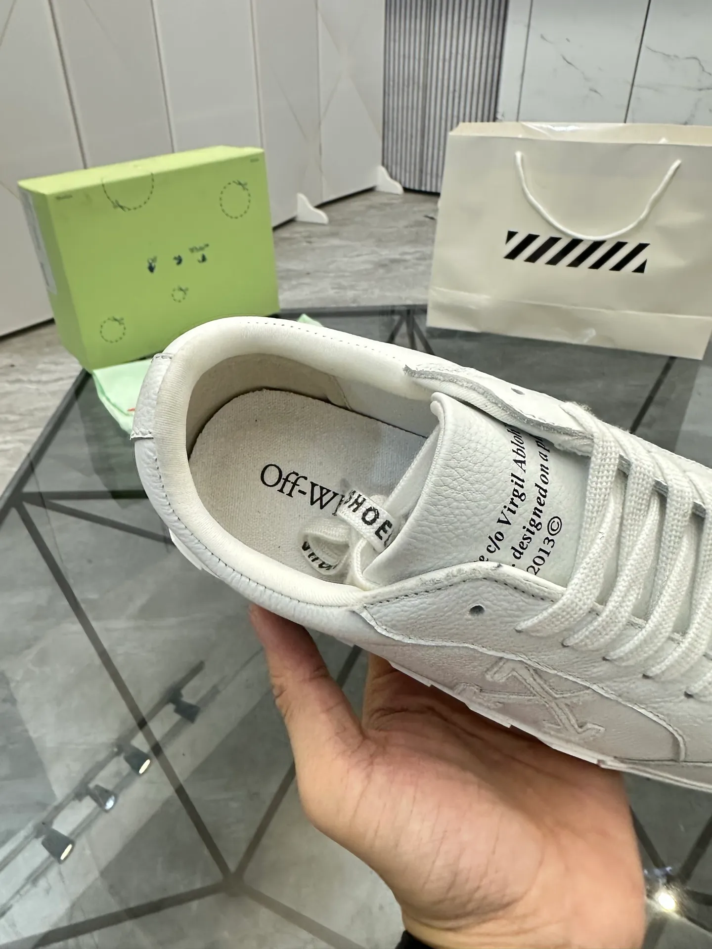 Selling men's shoes 💰: 💰P440¥ Product trademark: OFF WHITE *"OFF WHITE*" low-top casual shoes Regular size: 35-45 (can be customized to 46) Couple style Product material: imported cowhide upper, breathable lining, original outsole. No.: H203
